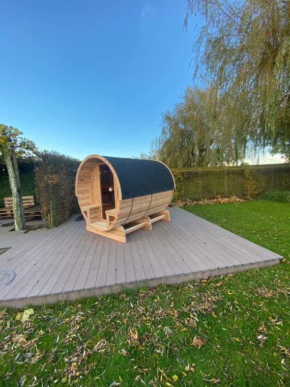 Barrelsauna op een nieuw aangelegde vlonder