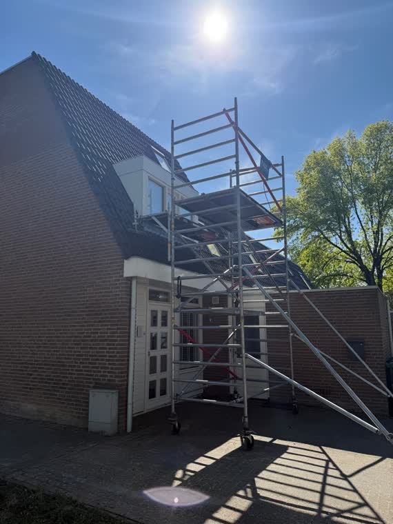Dakkapel en dakramen geplaatst vanaf de rolsteiger