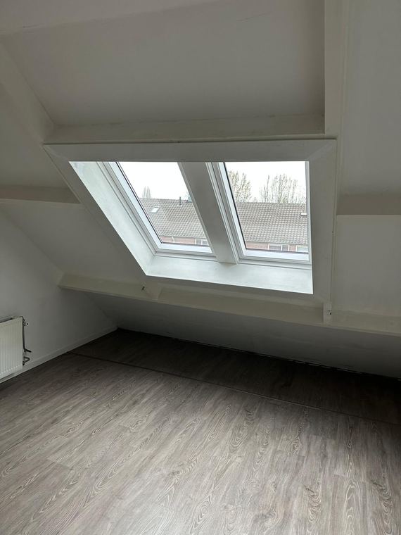 Twee dakramen geplaatst in een afgewerkte zolderkamer