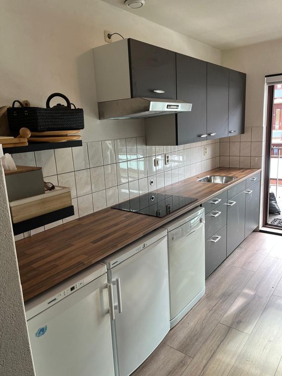 Keuken met houten blad geplaatst