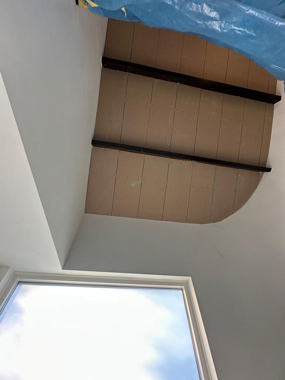 Nieuw plafond rondom een dakraam