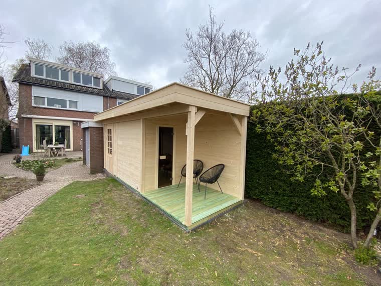Tuinhuis met overdekte veranda in de achtertuin